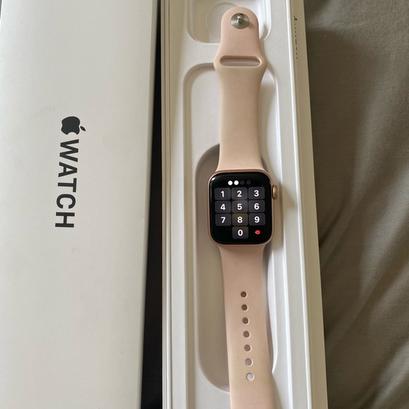 Rose gold Apple Watch for sale! Great condition - Picture 3 of 5
